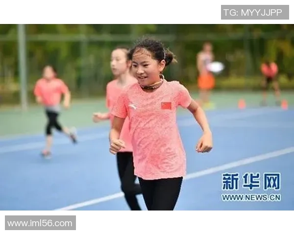 女生与足球明星连线互动视频展现青春活力与梦想追逐 女生与足球明星连线互动视频展现青春活力与梦想追逐